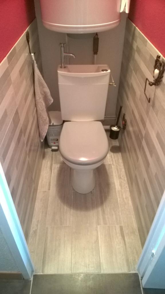 WC avec lave-mains sur réservoir